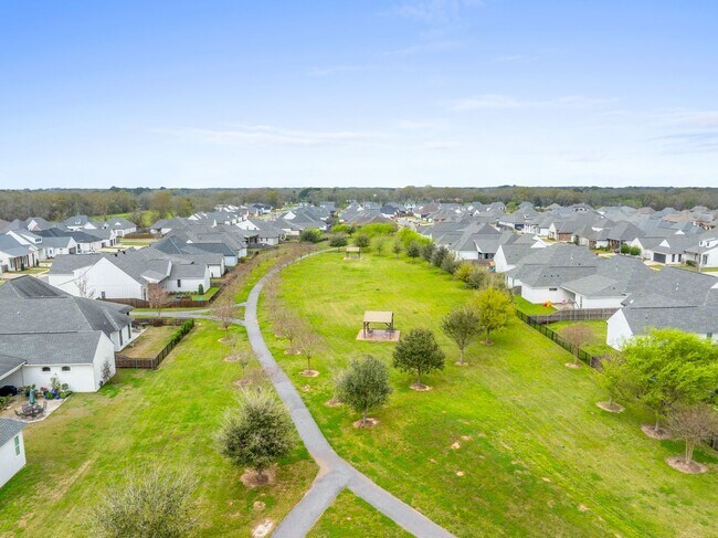 Building Photo - Luxury Living in The Woodlands - COMING SO...