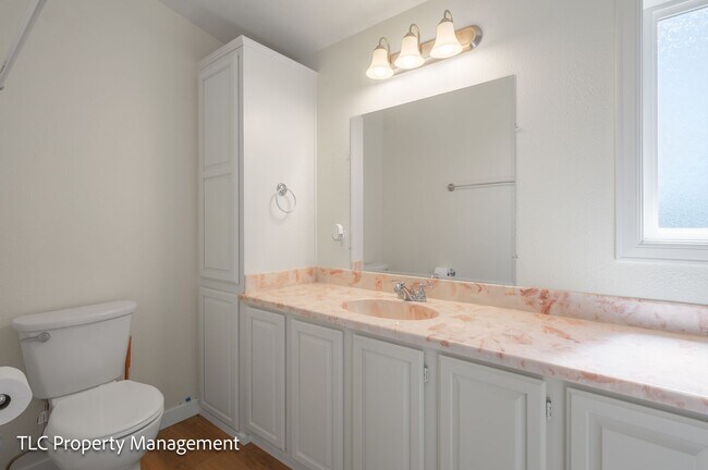 Building Photo - 3bd/2bath Home with a view!!