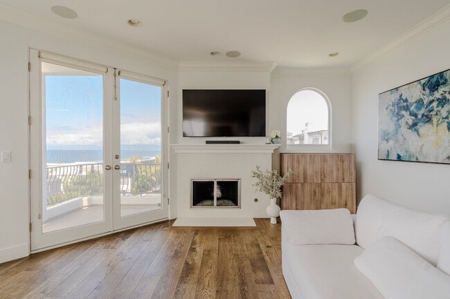 Building Photo - 300 19th St