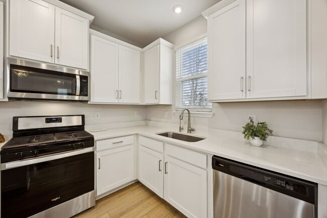 Building Photo - 141 Redbud Ln