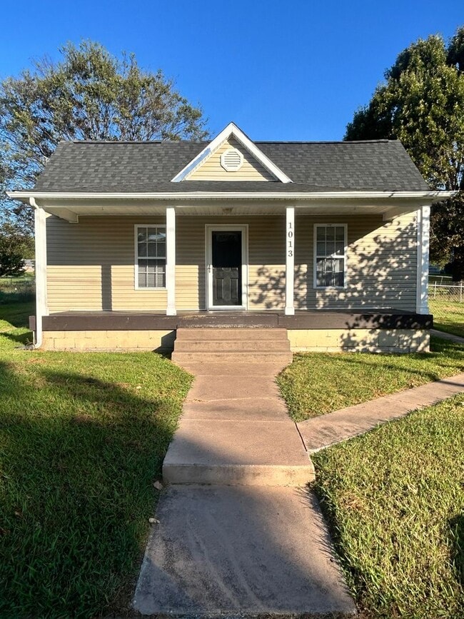 Primary Photo - 1013 E 3rd N St