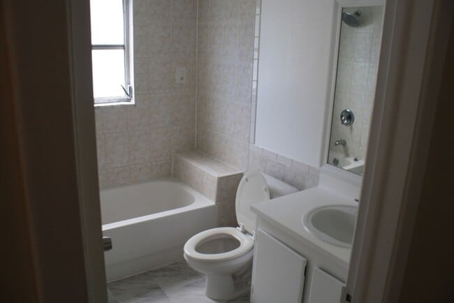 Building Photo - lovely one story duplex