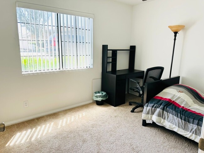 Building Photo - Updated Townhome Close to LLUMC & VA Hospital