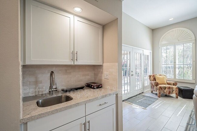 Building Photo - 10527 E Fanfol Ln