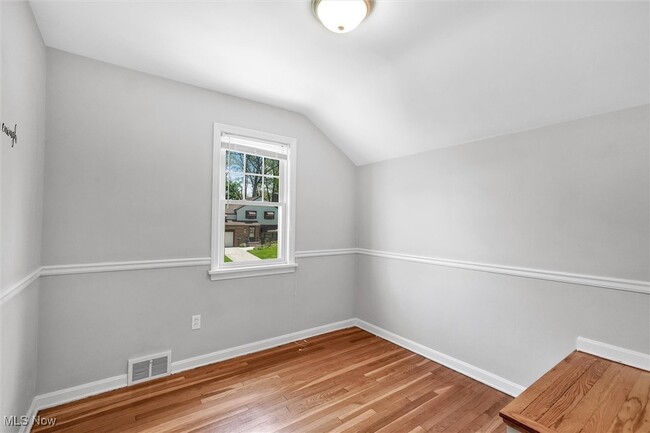 Building Photo - 1130 Haselton Rd