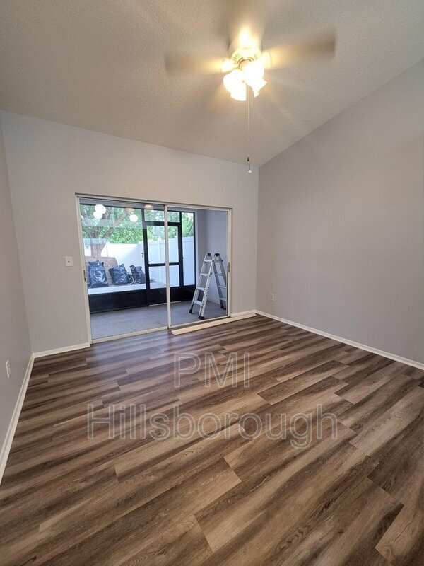 Building Photo - 914 Burlwood St