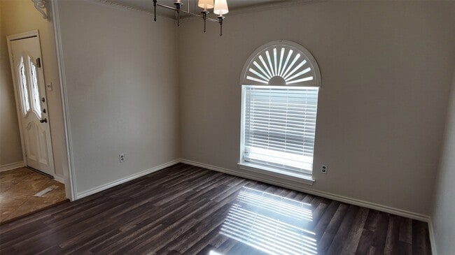 Building Photo - 613 Palomar Ln