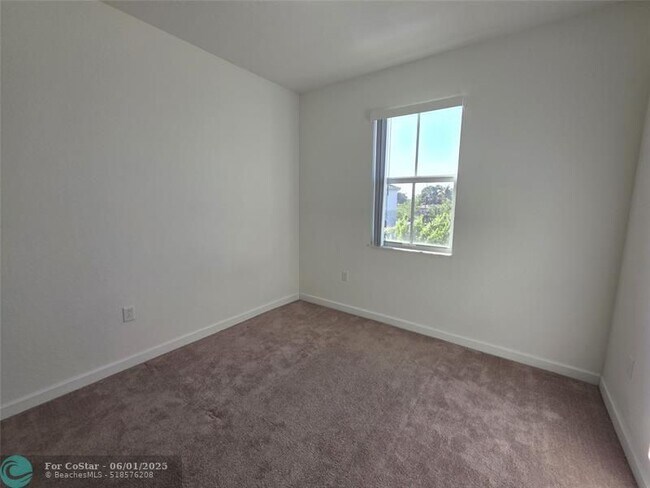 Building Photo - 2420 NW 131st Cir