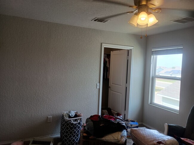 Building Photo - Room in Single Family Home on Ashworth Blvd