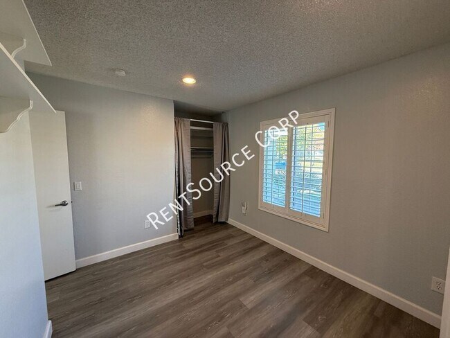 Building Photo - 1940 Simsburry St