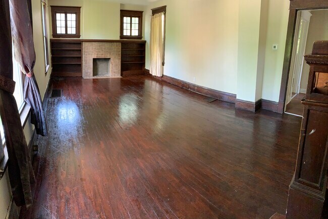 Living Room - 606 Cayton St