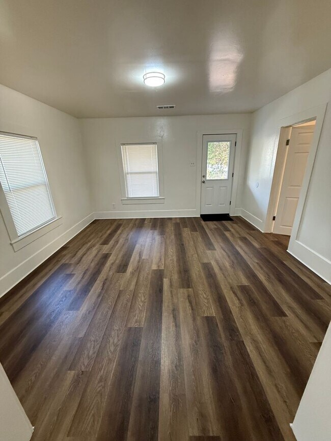 Building Photo - HOUSE:  3 Bed, 1 bath, Large Yard, Newly R...
