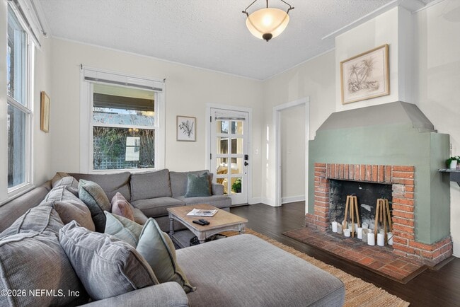 Building Photo - 1903 Dewey Pl