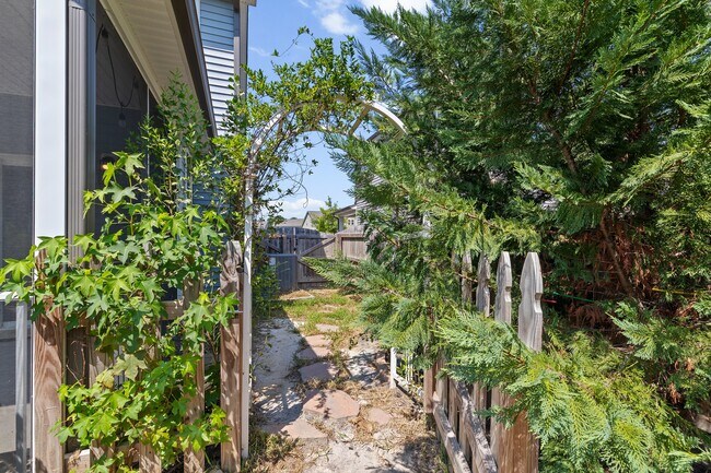 Building Photo - 404 Avery Glenn Way