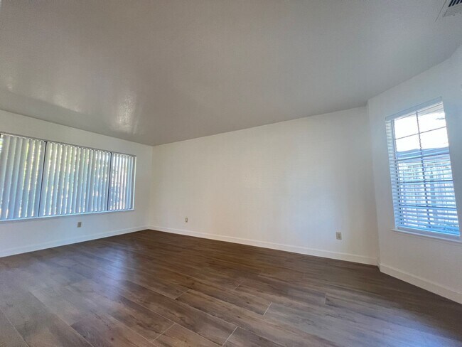 Building Photo - 1342 Kingswood Dr