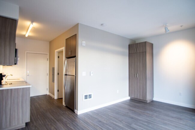 Building Photo - Modern + Chic Top Floor Studio Ready Early...