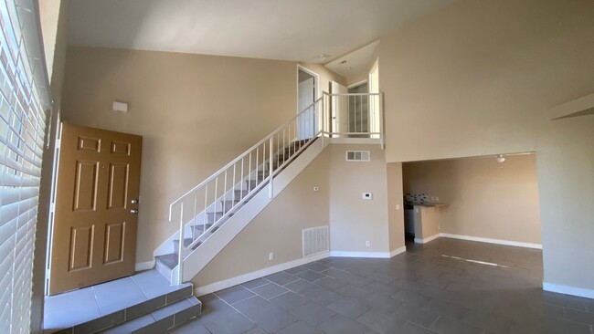 Building Photo - STUNNING 2 BEDROOM TOWN HOME IN HENDERSON!