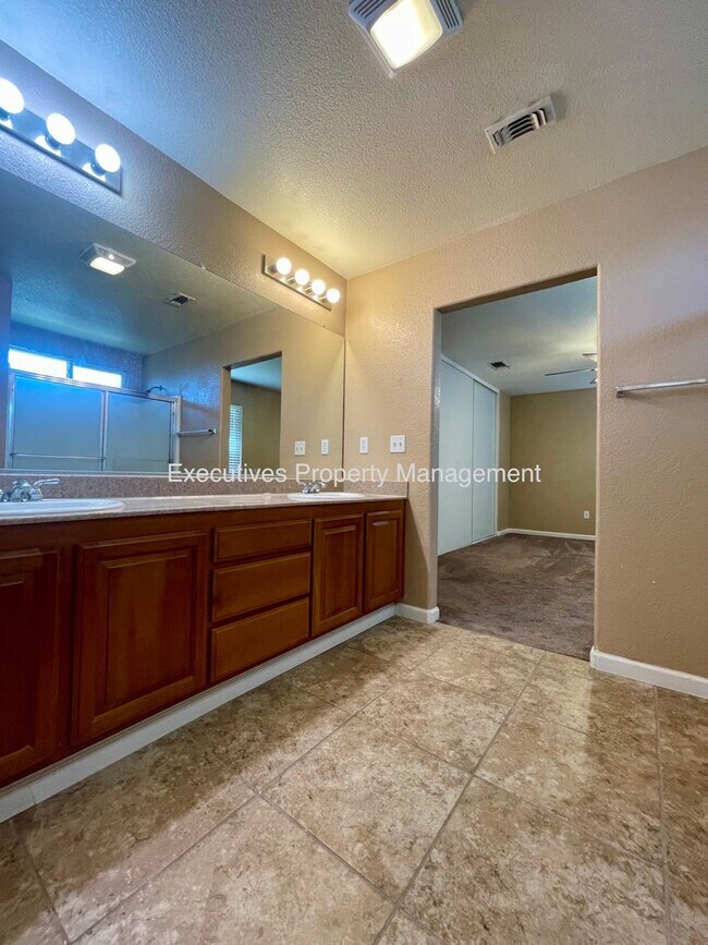 Building Photo - Available Now || 565 Peach Dr Chowchilla