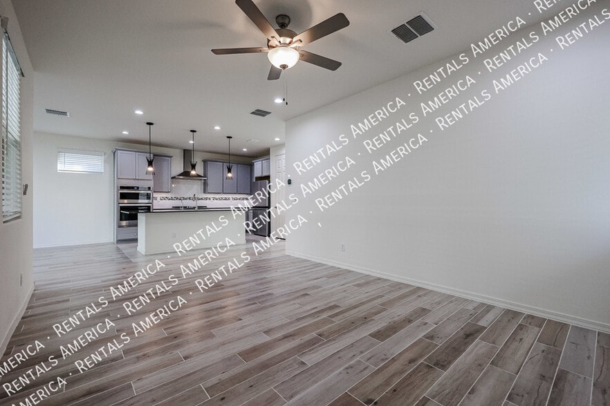 Building Photo - 1095 S Sunset Dr