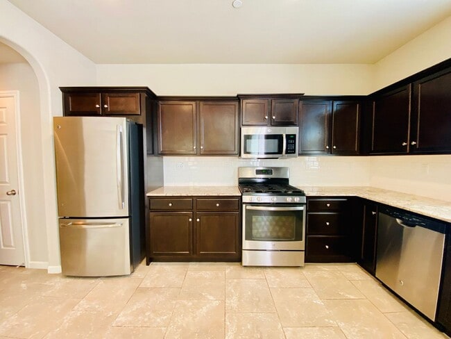 Building Photo - $2,195 DeWolf & Barstow, 3 Bedroom - Joy Dr, Clovis / Community Pool