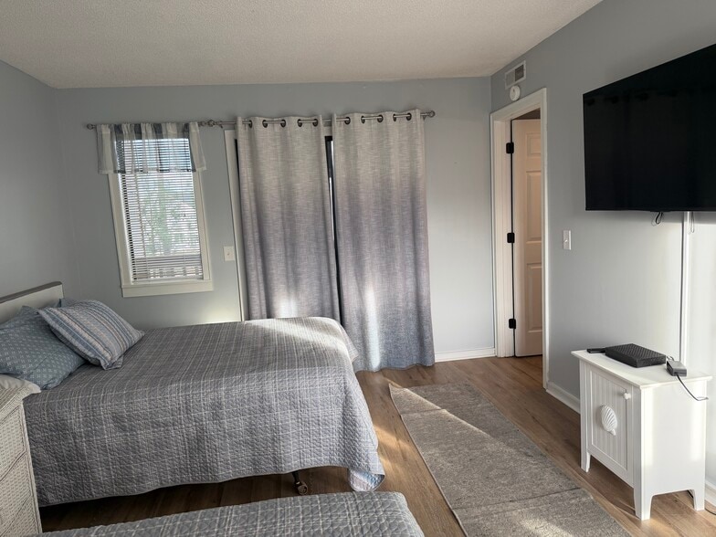 Building Photo - 1025 Plantation Dr W