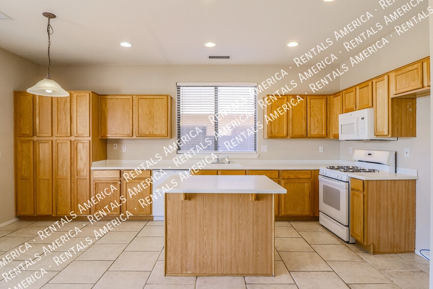 Building Photo - 17547 W Coyote Trail Dr