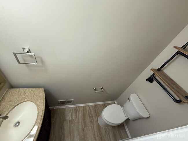 Building Photo - 131 Albury Way