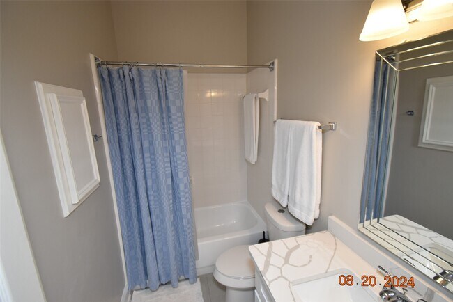Building Photo - 3806 Vinecrest Dr