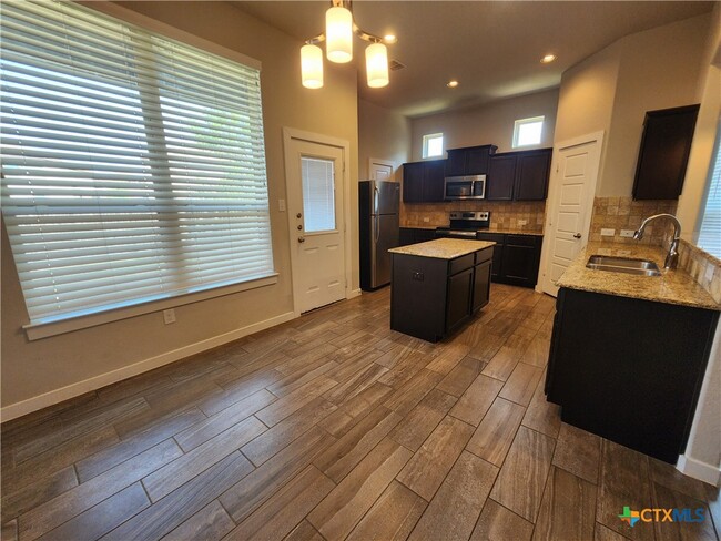Building Photo - 565 Creekside Frst