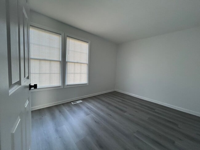 Building Photo - 658 Corsica Ave