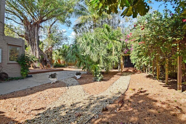 Building Photo - 310 Columbia Dr