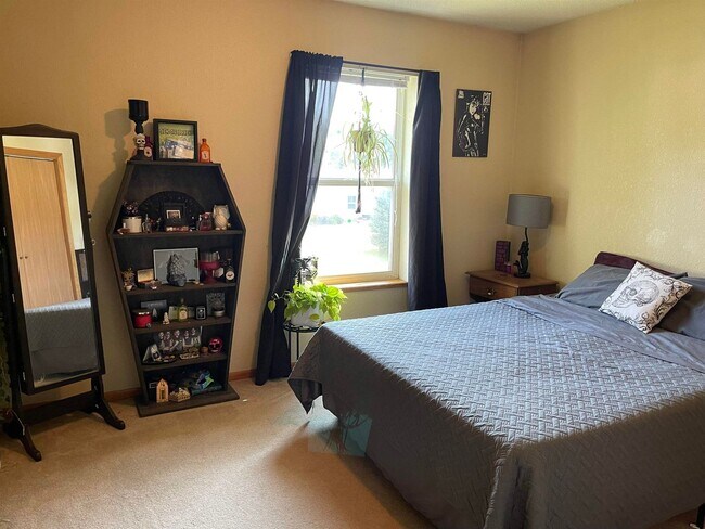 Building Photo - 1933 Northwestern Ave