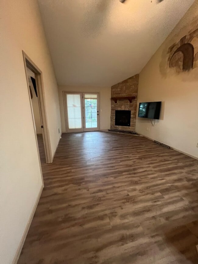 Building Photo - 2 bedroom/2 bath townhouse with 2 car garage