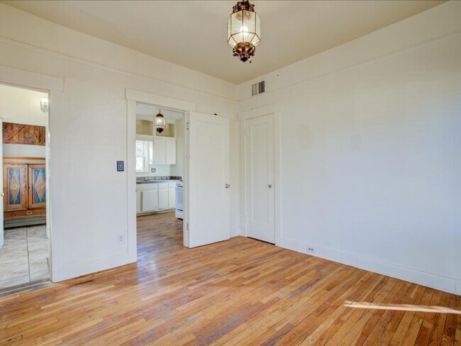 Building Photo - 2 Bedroom 2 Bathroom