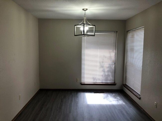 Building Photo - Moore Schools! 2 bed, 2 full baths, garage...