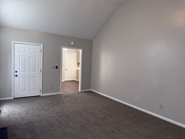Building Photo - Super convenient location! Quick access to I-24 Exit 11!