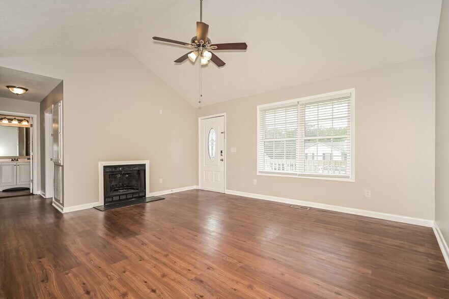 Building Photo - 581 Woodcrest Dr