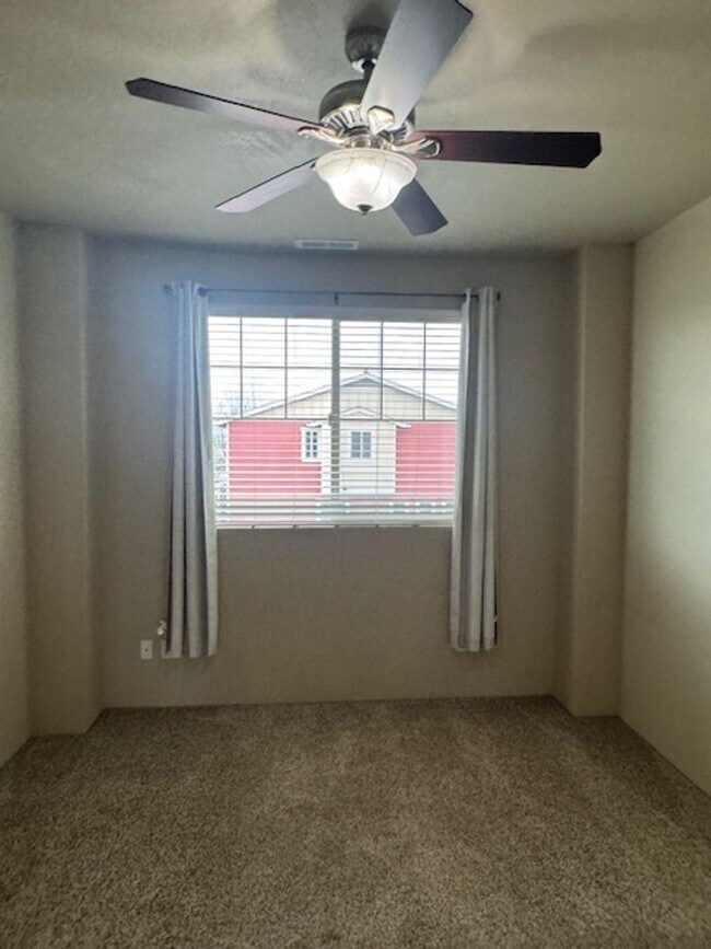 Building Photo - **SPECIAL** FIRST MONTH FREE W/ ONE YEAR LEASE/ 3 LEVEL CONDO W/ UPGRADES, GARAGE/ FENCED YARD