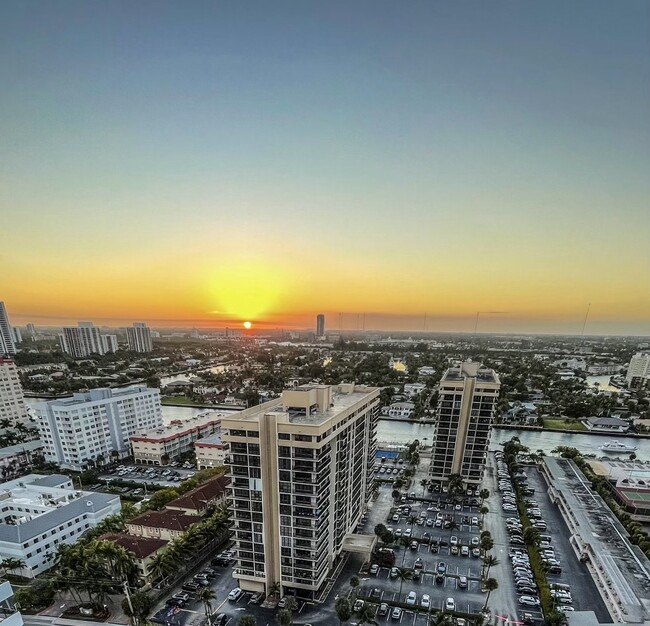 Building Photo - 2030 S Ocean Dr