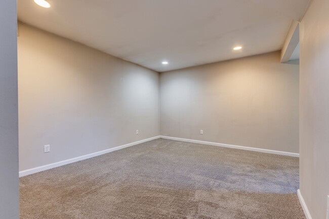 Building Photo - Available MAY 2026 - 2 Bedroom, 2 Bath Home w/ CRAZY City Views!