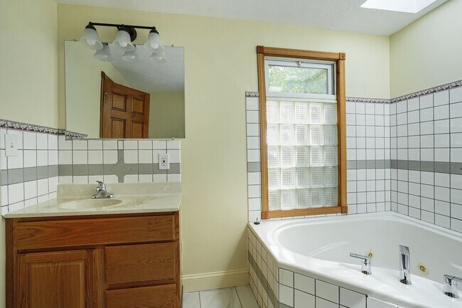 Building Photo - 3 Bedroom, 2 Bath Home in Grand Rapids! Available Now- Includes Washer and Dryer!