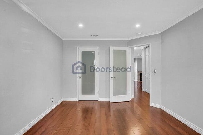 Building Photo - 2709 Oak Road Unit E