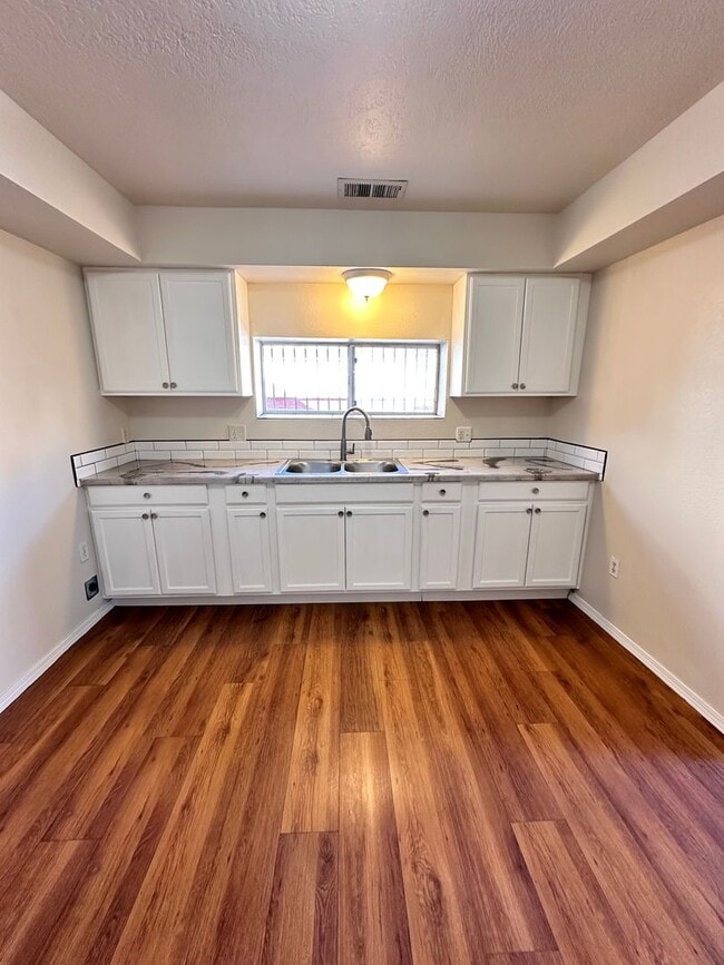 Building Photo - Located Near Downtown 2 Bedroom 1 Bathroom