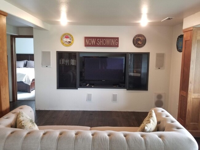 Building Photo - Welcoming 5 bed 3.5 bath South Hills Home