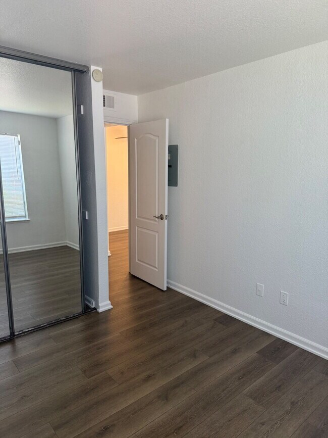 Building Photo - Beautiful 2 Bed, 1 Bathroom Lower-Level Co...