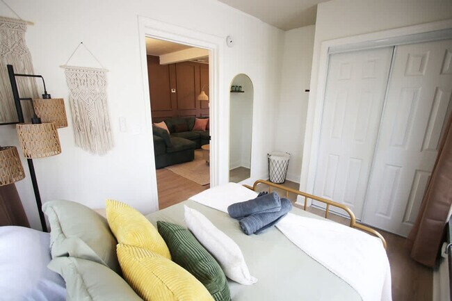 Building Photo - 102 W Emma St