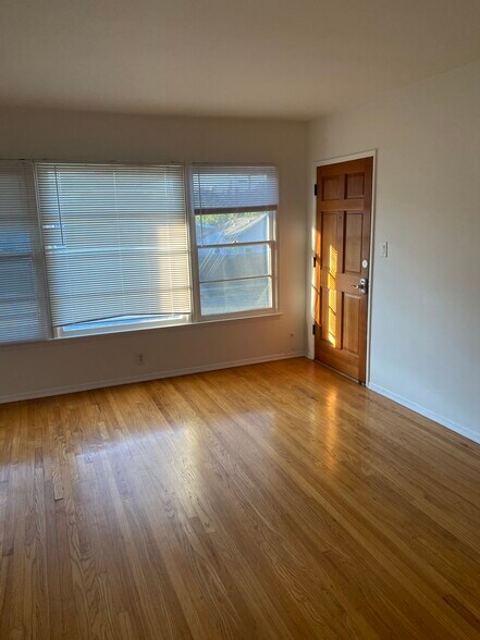 Building Photo - 4400 Overland Ave