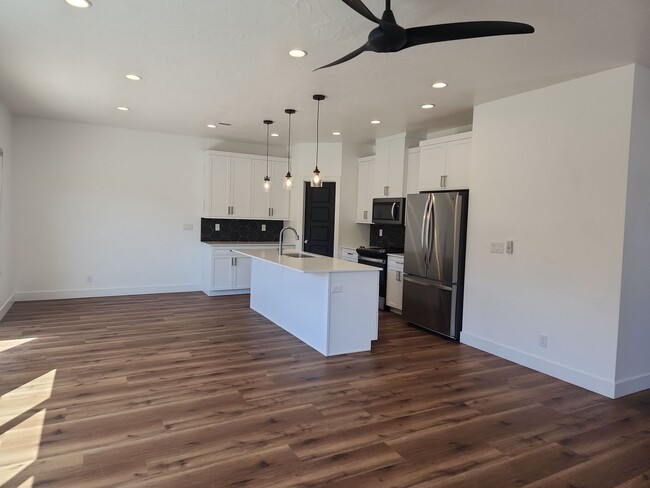 Building Photo - Luxury Townhome