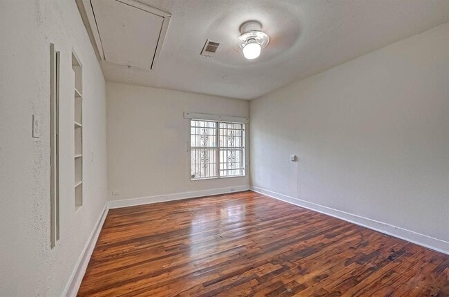 Building Photo - 6109 Saxon Dr