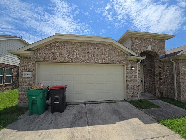 Building Photo - 1306 Squire Dr